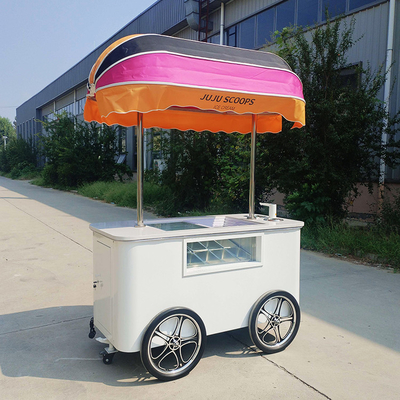 Voertuig met een combinatie van mobiele toestellen voor het verkopen van ijs- en roomkoekwagens