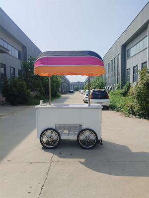 Voertuig met een combinatie van mobiele toestellen voor het verkopen van ijs- en roomkoekwagens