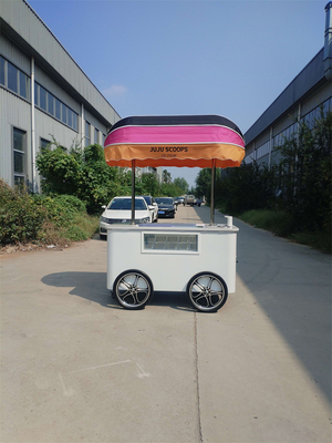 Voertuig met een combinatie van mobiele toestellen voor het verkopen van ijs- en roomkoekwagens