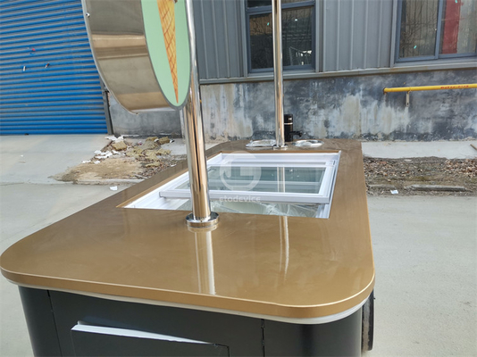 2024 nieuw type Mobiele Italiaanse ijs hand push wagen met display vriezer Gelato stand wagen