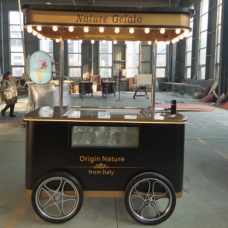 2024 nieuw type Mobiele Italiaanse ijs hand push wagen met display vriezer Gelato stand wagen